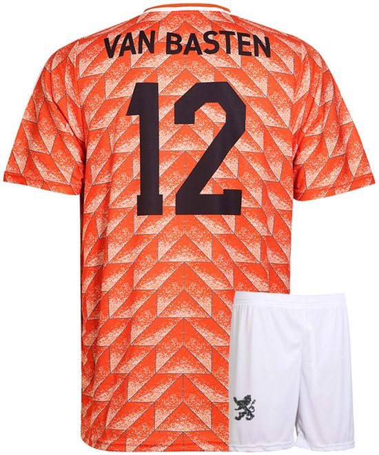Voetbaltenue van Oranje met wit broekje. Shirt met geometrisch patroon, 'VAN BASTEN' en nummer '12'.