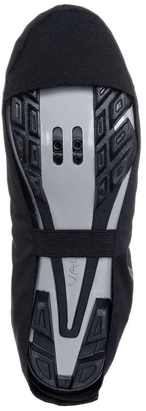 Onderkant van een zwarte fietshoes die over een fietsschoen is aangetrokken.