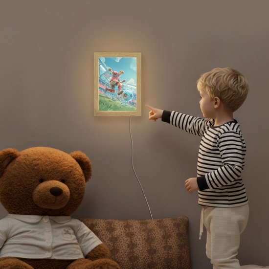 Nachtlampje 15x20 cm - Kinder lamp - Stadion - Voetbal - Jongen - Rood - Tafellamp kinderkamer - Slaapkamer lamp - Bedlamp kinderen - Kinderlampje stopcontact - Wandlamp babykamer - Nachtlampjes van Decoware — afbeelding 5