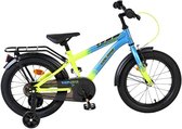 Blauwe kinderfiets met limegroene accenten, bagagedrager, zijwieltjes en camouflageprint op het frame. Merk: Volare.