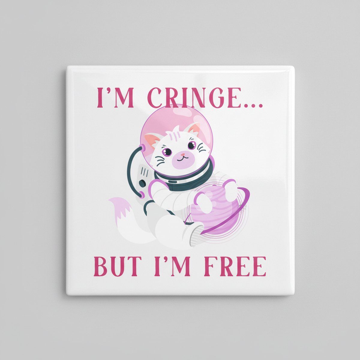 Nevolis “I’m Cringe… But I’m Free” Ruimtekat Tegel 15×15 cm – Schattige Grappige Keramische Wanddecoratie & Cadeau Multi Color