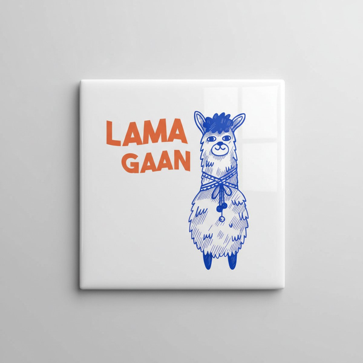 Nevolis Grappige “Lama Gaan” Keramische Tegel 15×15 cm – Schattige Blauwe Lama Illustratie – Leuk Cadeau & Woondecoratie Multi Color