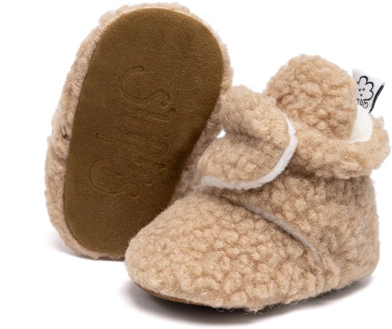 Bruine teddy babyslofjes met witte voering. Eén slof ligt omgekeerd en toont de bruine zool.