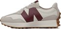 Witte New Balance 327 sneaker met bordeauxrode N-logo, crèmekleurige accenten en rubberen zool.