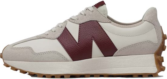Witte New Balance 327 sneaker met bordeauxrode N-logo, crèmekleurige accenten en rubberen zool.