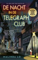 Boekcover 'De Nacht in de Telegraph Club' met een nachtelijk stadsbeeld van Hong Kong, straatverlichting en twee personen op de voorgrond.