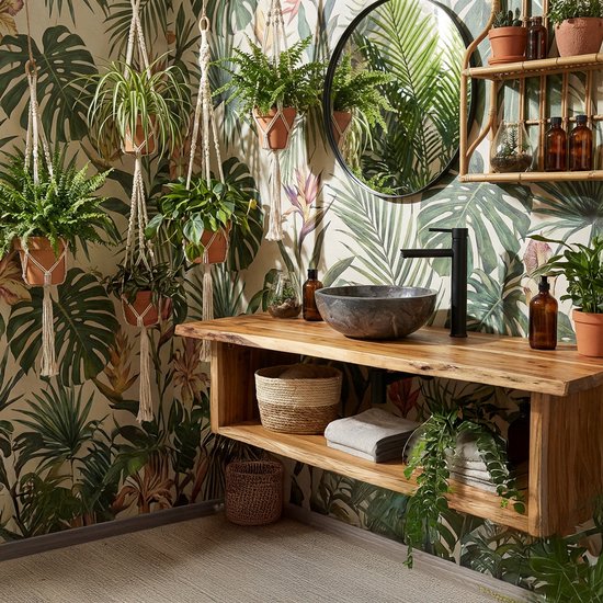 Baignoire en marbre avec robinet noir mat sur un meuble mural en bois dans une salle de bain avec papier peint tropical.