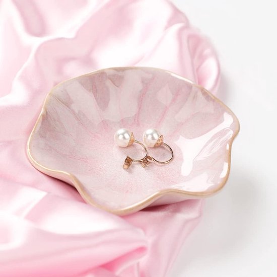 Roze keramische schaal met marmerpatroon met twee parelmoer oorbellen en gouden haakjes.