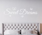 Stickerheld - Muursticker Sweet dreams met vlinders - Slaapkamer - Droom zacht - Lekker slapen - Engelse Teksten - Mat Wit - 53.6x175cm