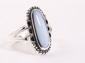 Langwerpige bewerkte zilveren ring met blauwe schelp - maat 19