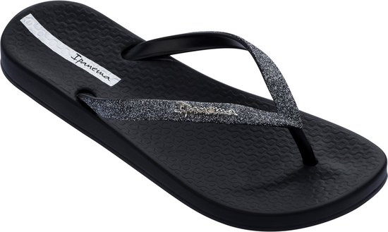 Zwarte Ipanema teenslipper met glinsterende band, gestructureerde zool en logo.
