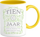 10 Jaar Legendarische Gebrouwen Mok met tekst | Groen - Zilver | Grappig Verjaardag Beker Cadeau | Bedrukte Mokken | Geel | 330 ML