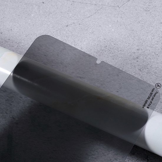 Donkergrijze screenprotector, gedeeltelijk opgerold.