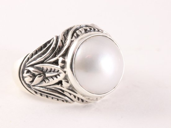 Zware bewerkte zilveren ring met witte mabe parel