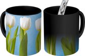 Magische Mok - Foto op Warmte Mok - Witte tulpen op een rij - 350 ML - Uitdeelcadeautjes