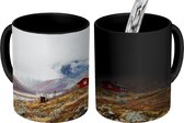 Magische Mok - Foto op Warmte Mok - Een huis in een mistige vallei - 350 ML - Uitdeelcadeautjes