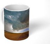 Mok - Koffiemok - Donkere wolken boven het Nederlandse landschap - Mokken - 350 ML - Beker - Koffiemokken - Theemok