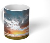Mok - Koffiemok - Zonsondergang boven een weiland in Nederland - Mokken - 350 ML - Beker - Koffiemokken - Theemok