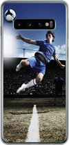 Geschikt voor Samsung Galaxy S10 hoesje - Voetballer doet een volley - Siliconen Telefoonhoesje