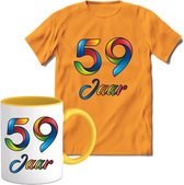 59 Jaar Vrolijke Verjaadag T-shirt met mok giftset Geel | Verjaardag cadeau pakket set | Grappig feest shirt Heren – Dames – Unisex kleding | Koffie en thee mok | Maat XL