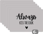 Placemat - Placemats kunststof - Quotes - Koken - Hartje - Kok _ Always kiss the cook - Tekst - 45x30 cm - 6 stuks - Hittebestendig - Anti-Slip - Onderlegger - Afneembaar