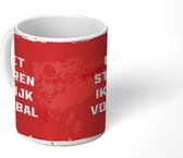 Mok - Koffiemok - Quotes - Spreuken - Niet storen ik kijk voetbal - Voetbal - Mokken - 350 ML - Beker - Koffiemokken - Theemok - Mok met tekst