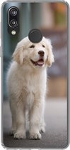Geschikt voor Huawei P20 Lite (2020) hoesje - Een Golden Retriever puppy lopend op de stoep - Siliconen Telefoonhoesje