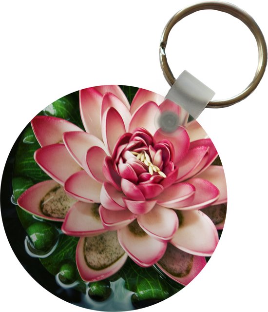 Sleutelhanger - Een koi karper met een roze bloem - Plastic - Rond - Uitdeelcadeautjes