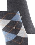 Close-up van donkergrijze sokken. Eén met ruitpatroon in grijs, blauw en oranje, één effen.