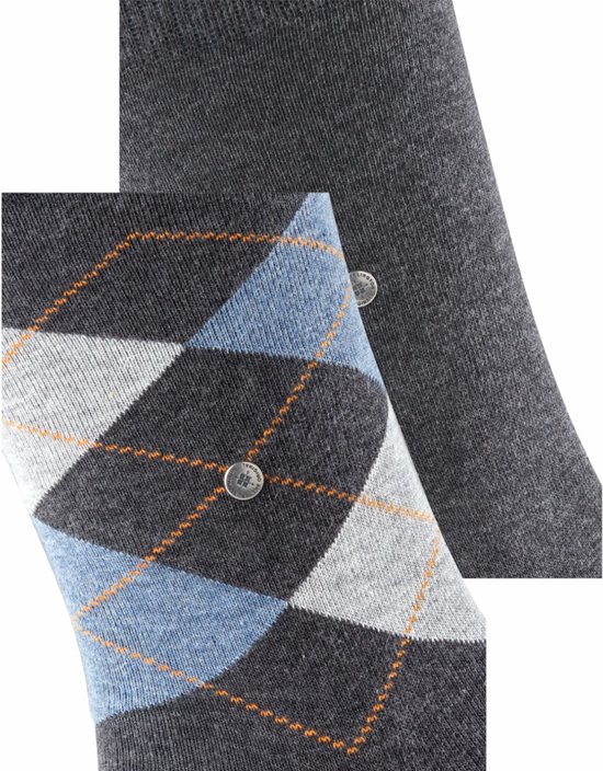 Close-up van donkergrijze sokken. Eén met ruitpatroon in grijs, blauw en oranje, één effen.