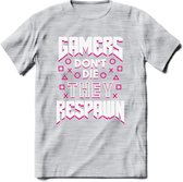 Gamers don't die T-shirt | Roze | Gaming kleding | Grappig game verjaardag cadeau shirt Heren – Dames – Unisex | - Licht Grijs - Gemaleerd - XL