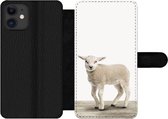 Bookcase Geschikt voor iPhone 12 Pro telefoonhoesje - Lammetje - Schaap - Dieren - Kinderen - Meisjes - Jongens - Met vakjes - Wallet case met magneetsluiting