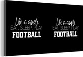 Wanddecoratie Metaal - Aluminium Schilderij Industrieel - Life is simple, eat sleep play football - Spreuken - Quotes - Voetbal - 40x20 cm - Dibond - Foto op aluminium - Industriële muurdecoratie - Voor de woonkamer/slaapkamer