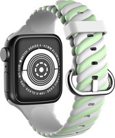 Strap-it Twisted Siliconen band - Geschikt voor Apple Watch bandje - Series 1/2/3/4/5/6/7/8/9/SE/Ultra (2) - Wit/Groen - Sportbandje van siliconen - Loop iWatch bandje maat: 42 mm 44 mm 45 mm 49 mm