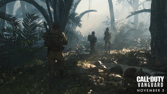 Soldaten met rugzakken lopen door een mistig, groen junglepad. "Call of Duty: Vanguard" logo.