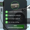 Grijze Recalma box, deels open, bij een laadpaal. Voorkom diefstal, zorgeloos op vakantie, eenvoudig in gebruik, stevige sluiting.