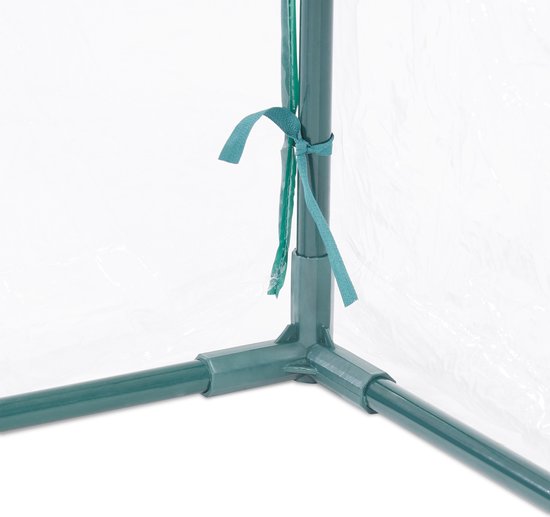 Detail van de groene hoekverbinding van de paaltjes van een transparante kas met een touwtje.
