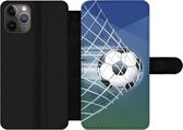 Bookcase Geschikt voor iPhone 11 Pro Max telefoonhoesje - Een illustratie van een voetbal in het net -Jongens - Meisjes - Kinderen - Met vakjes - Wallet case met magneetsluiting