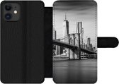 Bookcase Geschikt voor iPhone 11 telefoonhoesje - Architectuur - New York - Brooklyn Bridge - Water - Zwart wit - Met vakjes - Wallet case met magneetsluiting