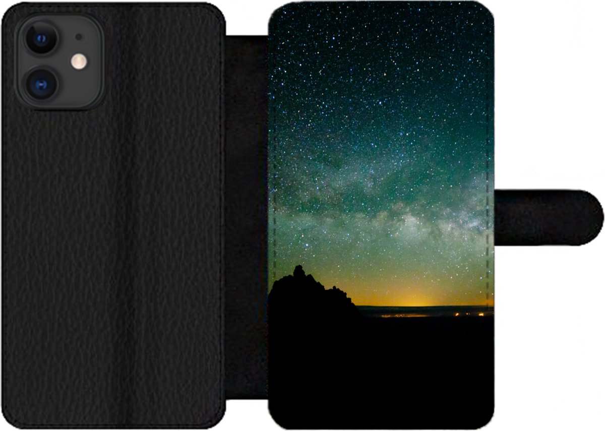 Telefoonhoesje Geschikt voor iPhone 11 telefoonhoesje - Heelal - Sterrenhemel - Groen - Jongens - Meisjes - Kinderen - Met vakjes - Wallet case met magneetsluiting