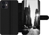 Bookcase Geschikt voor iPhone 12 Mini telefoonhoesje - Een rustige straat in New York in zwart-wit - Met vakjes - Wallet case met magneetsluiting