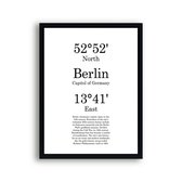 Schilderij  Steden Berlijn met graden positie en tekst - Minimalistisch / Motivatie / Teksten / 50x40cm