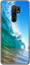 Geschikt voor Xiaomi Redmi 9 hoesje - Een close-up van een golf die breekt voor de kust van Hawaii - Siliconen Telefoonhoesje