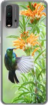 Geschikt voor Xiaomi Redmi 9T hoesje - Close-up van een kleurrijke vogel naast planten met oranje bloemen - Siliconen Telefoonhoesje