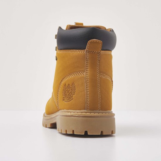 Achterkant van een gouden bruine veterlaars met dikke zool, zwarte enkelkraag en geborduurd BK logo.