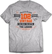 102 Jaar Legend - Feest kado T-Shirt Heren / Dames - Antraciet Grijs / Oranje - Perfect Verjaardag Cadeau Shirt - grappige Spreuken, Zinnen en Teksten. Maat L