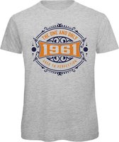1961 The One And Only | Feest Kado T-Shirt Heren - Dames | Donker Blauw - Goud | Perfect Verjaardag Cadeau Shirt | Grappige Spreuken - Zinnen - Teksten | Maat S