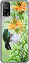 Geschikt voor Xiaomi Mi 10T 5G hoesje - Close-up van een kleurrijke vogel naast planten met oranje bloemen - Siliconen Telefoonhoesje