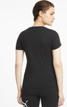 Achterkant van een model die een zwart PUMA T-shirt draagt.