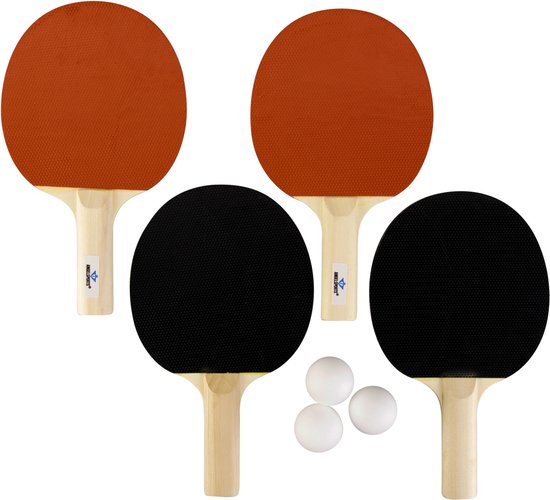 Vier tafeltennisbatjes, twee met rood blad en twee met zwart blad, met drie witte balletjes.